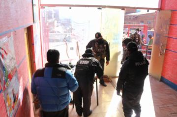 Los arrestados fueron llevados al Coliseo de Villa Santiago.