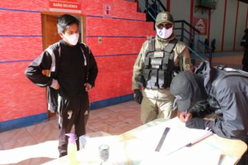 Los arrestados fueron llevados al Coliseo de Villa Santiago.