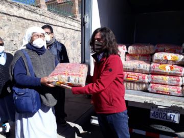 El campeón potosino de automovilismo nacional entregó el donativo.