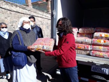 El campeón potosino de automovilismo nacional entregó el donativo.