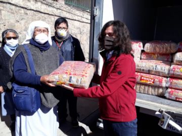 El campeón potosino de automovilismo nacional entregó el donativo.