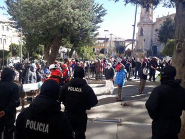 Los vecinos llegaron con un burrito a la plaza.