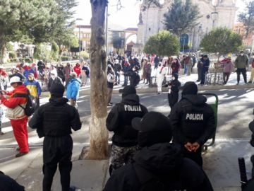 Los vecinos llegaron con un burrito a la plaza.