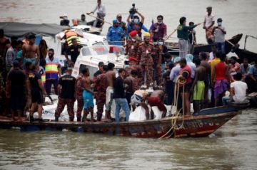 Una treintena de muertos por el naufragio de un barco en un río de Bangladesh