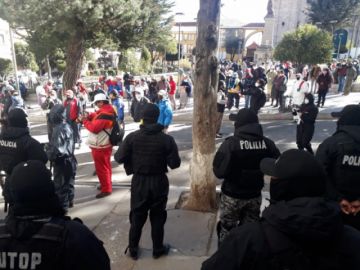 Los vecinos llegaron con un burrito a la plaza.