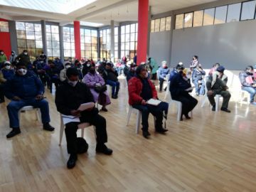 La reunión se desarrolla con la participación de representantes institucionales.