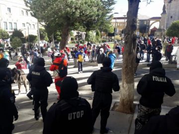 Los vecinos llegaron con un burrito a la plaza.