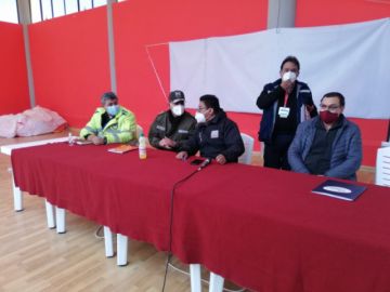 La reunión se desarrolla con la participación de representantes institucionales.