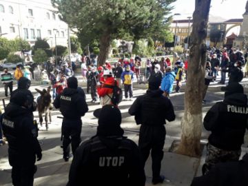 Los vecinos llegaron con un burrito a la plaza.
