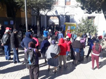 Los vecinos llegaron con un burrito a la plaza.