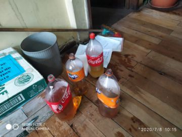 Las botellas llenas de orín.