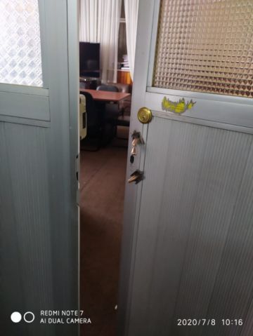 La puerta fue violentada.