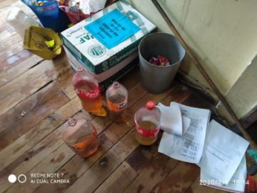Hallan botellas de trago y orín en el despacho municipal