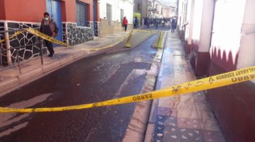 El agua en las calles se congela en la fría mañana potosina