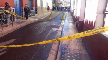 El agua en las calles se congela en la fría mañana potosina