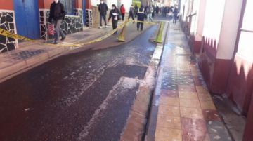 El agua en las calles se congela en la fría mañana potosina