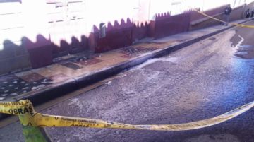 El agua en las calles se congela en la fría mañana potosina