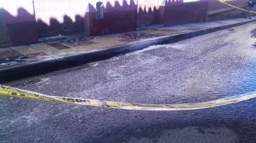 El agua en las calles se congela en la fría mañana potosina