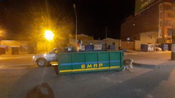 El personal tuvo que sofocar el fuego dentro del gran contenedor. FOTO EMAP