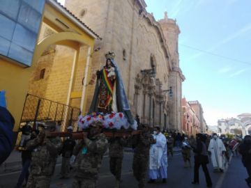 la procesión llegó hasta el centro de la ciudad de Potosí.