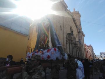 la procesión llegó hasta el centro de la ciudad de Potosí.
