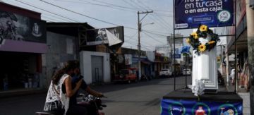 Poblado guatemalteco recurre a ataúdes en las calles para alertar sobre el coronavirus