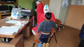 El personal de la CNS con equipo de bioseguridad visitó a los menores. FOTO: SEDEGES