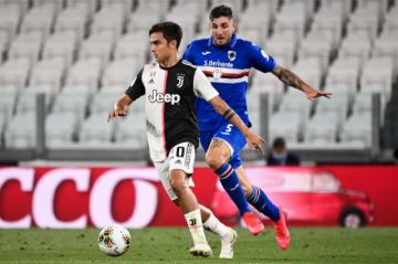 Paulo Dybala, de Juventus, controla el balón.