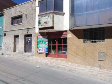 Tiendas abiertas en la calle 10 de Noviembre
