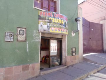 Tiendas abiertas en la calle 10 de Noviembre