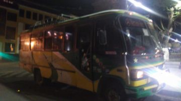 El motorizado y los ocupantes detenidos. FOTO RI3