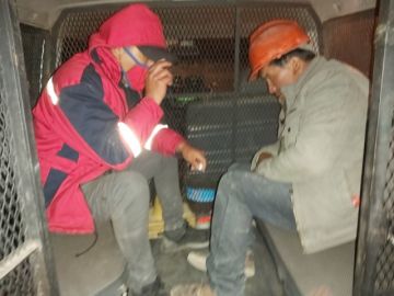 El motorizado y los ocupantes detenidos. FOTO RI3