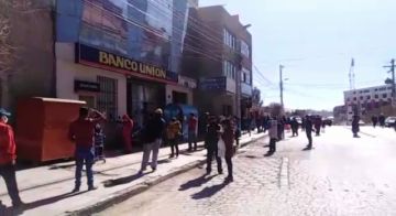 La gente forma enormes filas ante los bancos de la Villa Imperial