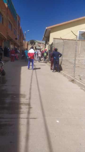 Hacen largas filas esperando su turno