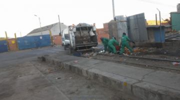 El trabajo de limpieza comenzó a las 00:00. FOTO EMAP