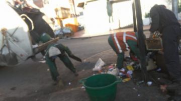El trabajo de limpieza comenzó a las 00:00. FOTO EMAP