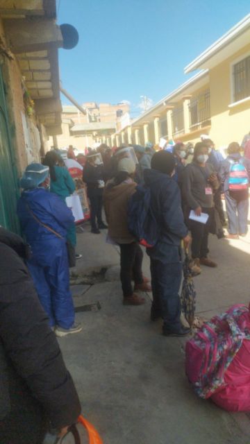 Hacen largas filas esperando su turno