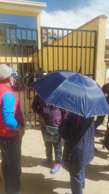 Hacen largas filas esperando su turno