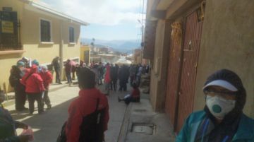 Hacen largas filas esperando su turno