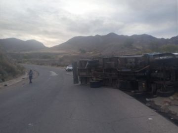 La carga quedó desparramada en la carretera.