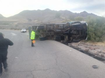 La carga quedó desparramada en la carretera.