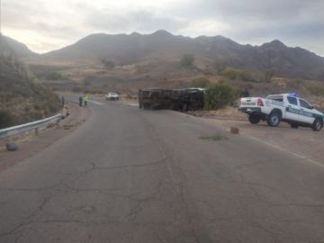 La carga quedó desparramada en la carretera.