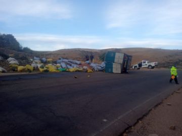 La carga quedó desparramada en la carretera.