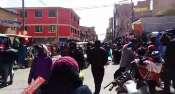 Vea la zona del Mercado Uyuni, donde nadie conoce del distanciamiento