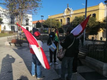 Los cívicos estaban en la Plaza 10 de Noviembre