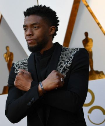 Boseman con la pose de "Wakanda forever" a su llegada a la ceremonia de los Oscars en 2018