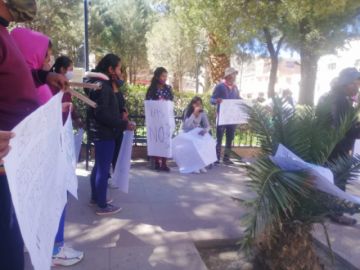 Protesta de los vecinos cuando se realizaba la audiencia