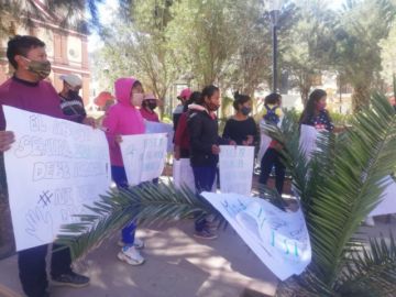 Protesta de los vecinos cuando se realizaba la audiencia