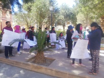 Protesta de los vecinos cuando se realizaba la audiencia