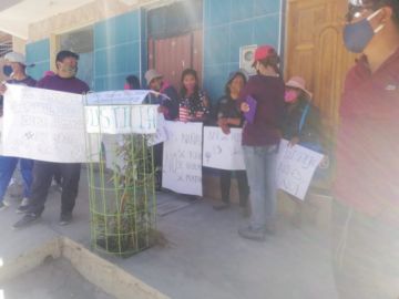 Protesta de los vecinos cuando se realizaba la audiencia